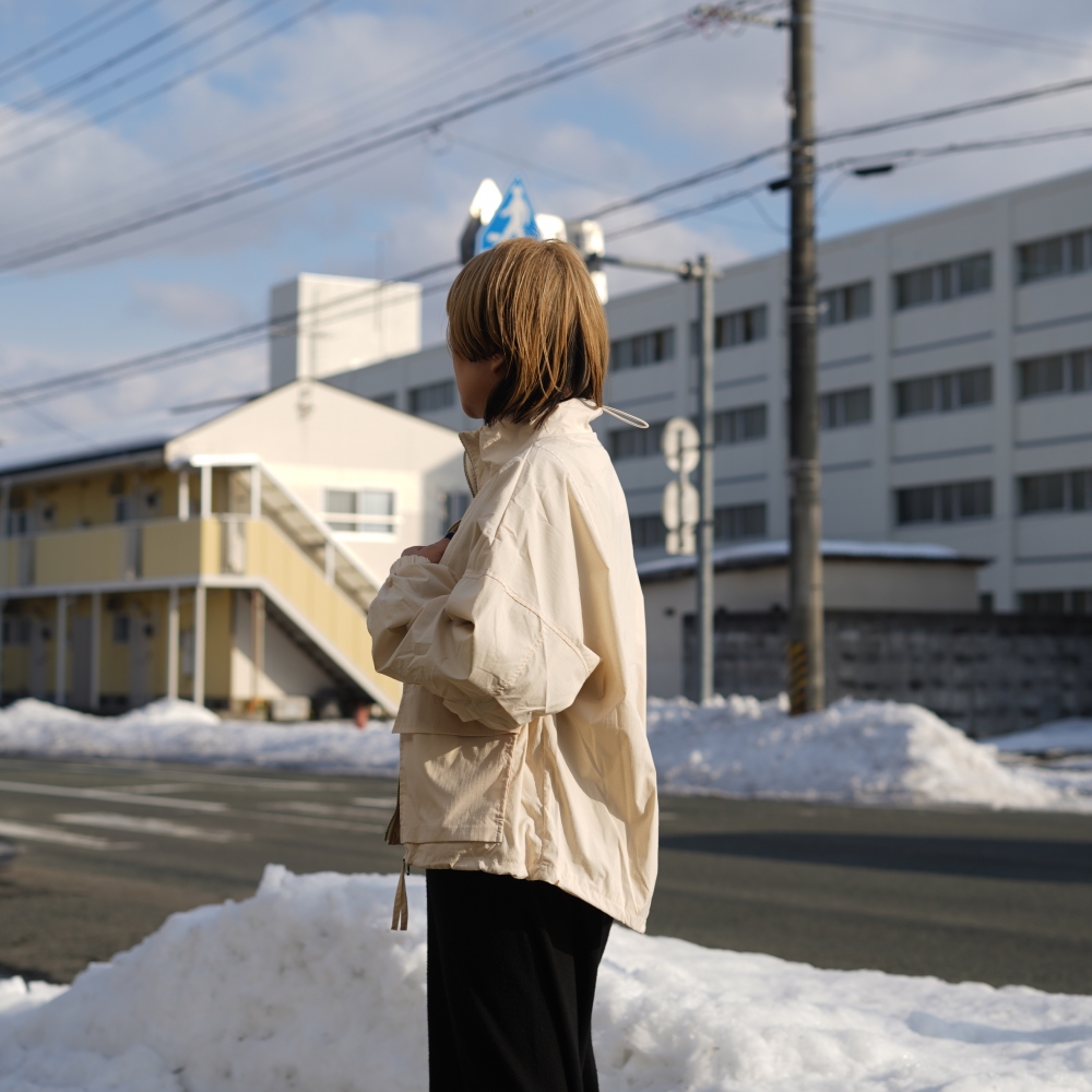 <span> 立ち上がる襟元で、凛としたバランス </span>