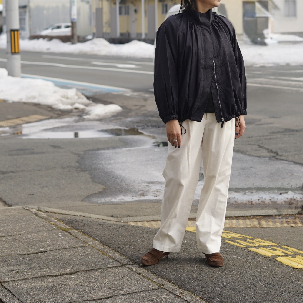 <span> ブラウス感覚で羽織る、春のギャザーブルゾン </span>