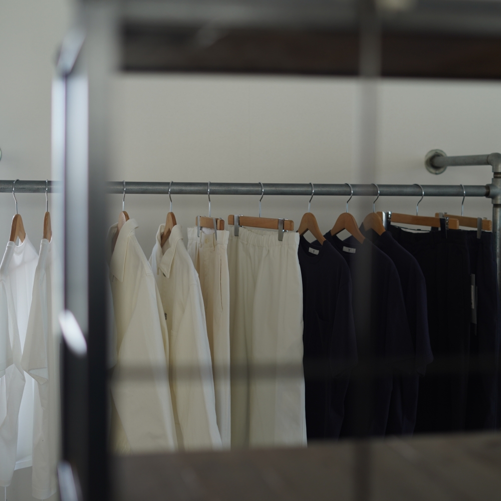 <span>「Y」 26SS始動。春の光に溶け込むホワイトデニムブルゾン</span>