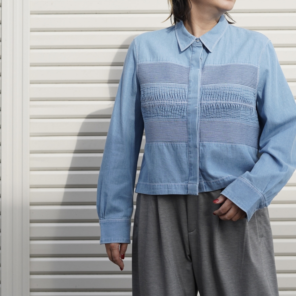 <span>Pheetaのピンタックシャツで、春の装いに品格を。</span>