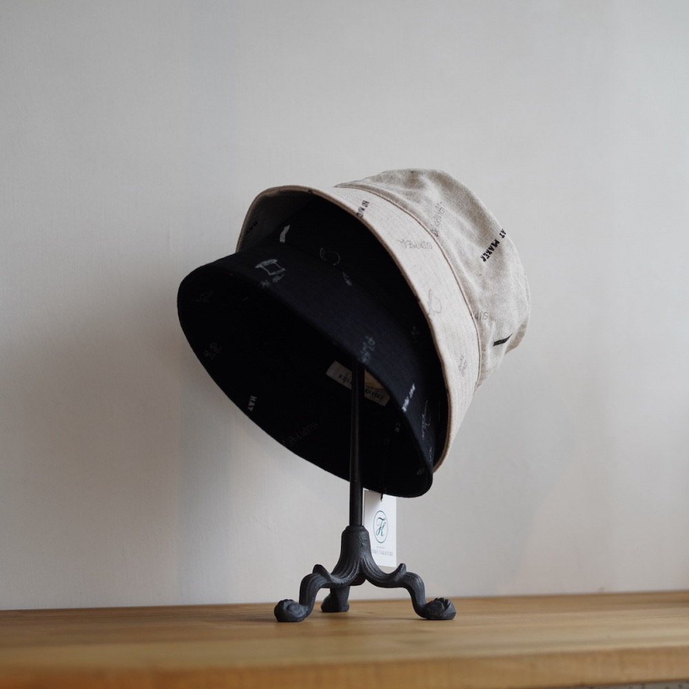 <span>この季節らしく緩い雰囲気を楽しむハット。</span>