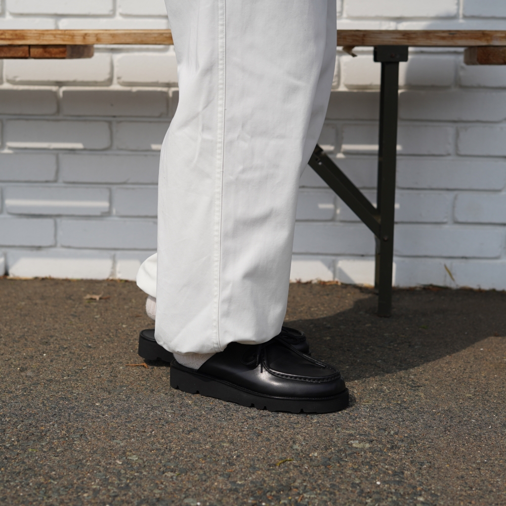 <span> モカシンの上品さとサンダルの軽快さを一足に。 </span>