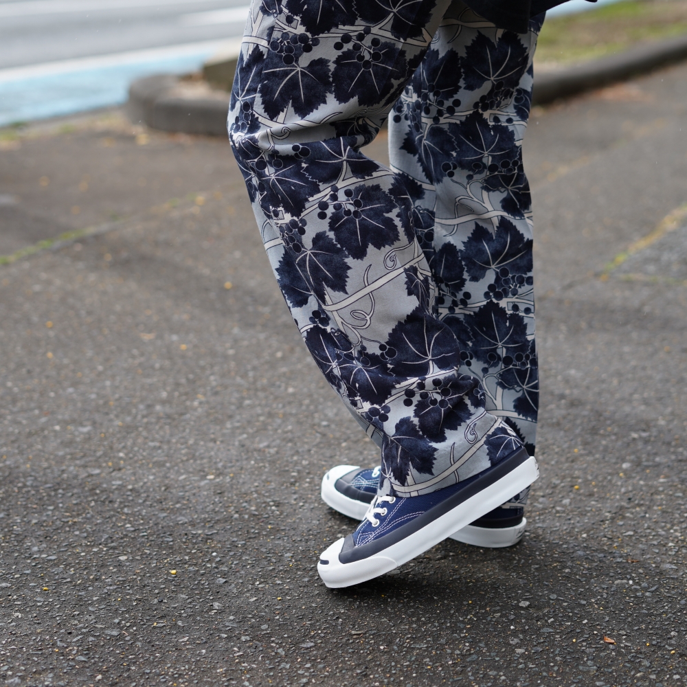 <SPAN>UNUSEDの総柄イージーパンツで愉しむ、素材とプリントの深淵</SPAN>