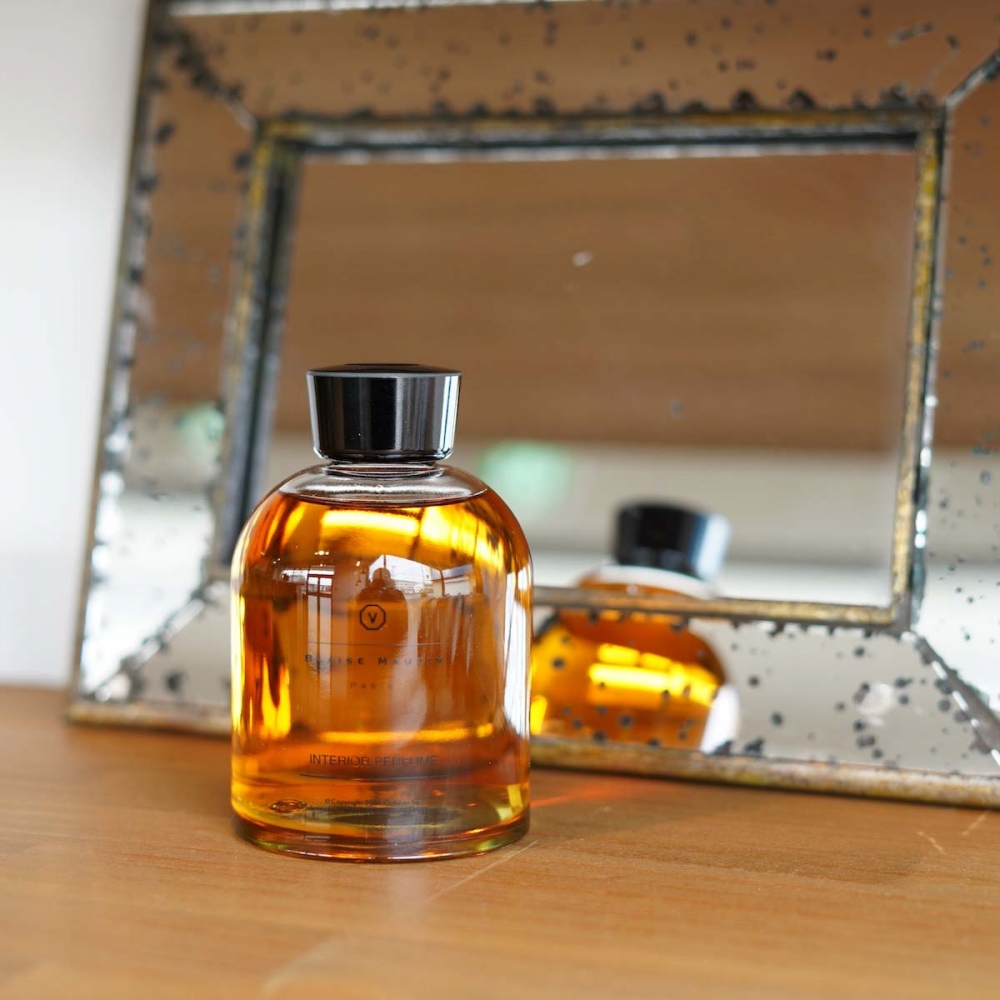 <SPAN>VISVIM のディフューザーで気分転換を。</SPAN>