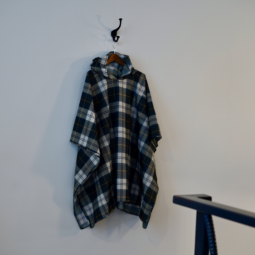 <span>雨が恋しくなる、Barbourのタータンチェックポンチョ</span>