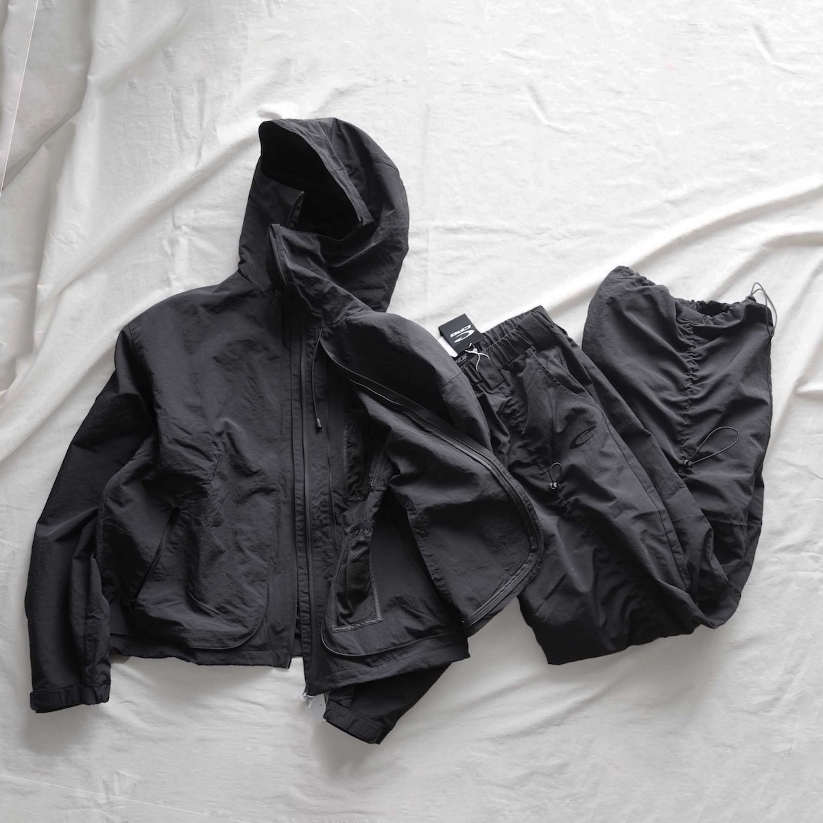 <SPAN>ギミックの効いたナイロンシェルジャケット。/ CPG</SPAN>