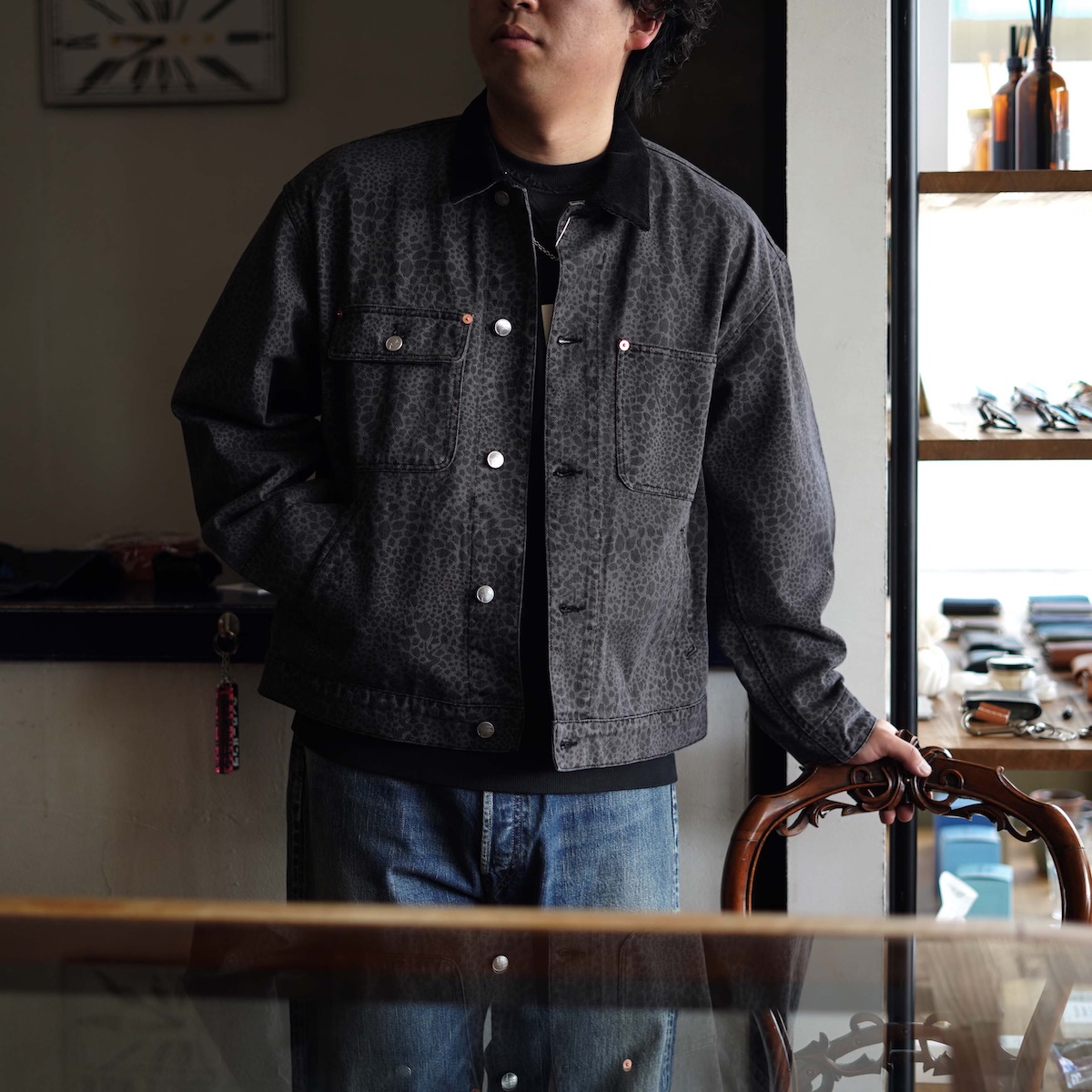 <span>オリジナルテキスタイルで魅せる１着。</span>