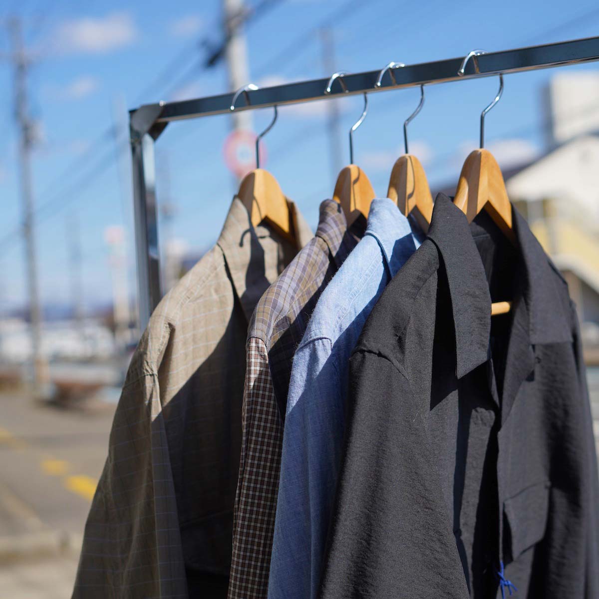 <span>Unlikely からは軽やかなシャツが勢揃い。</span>