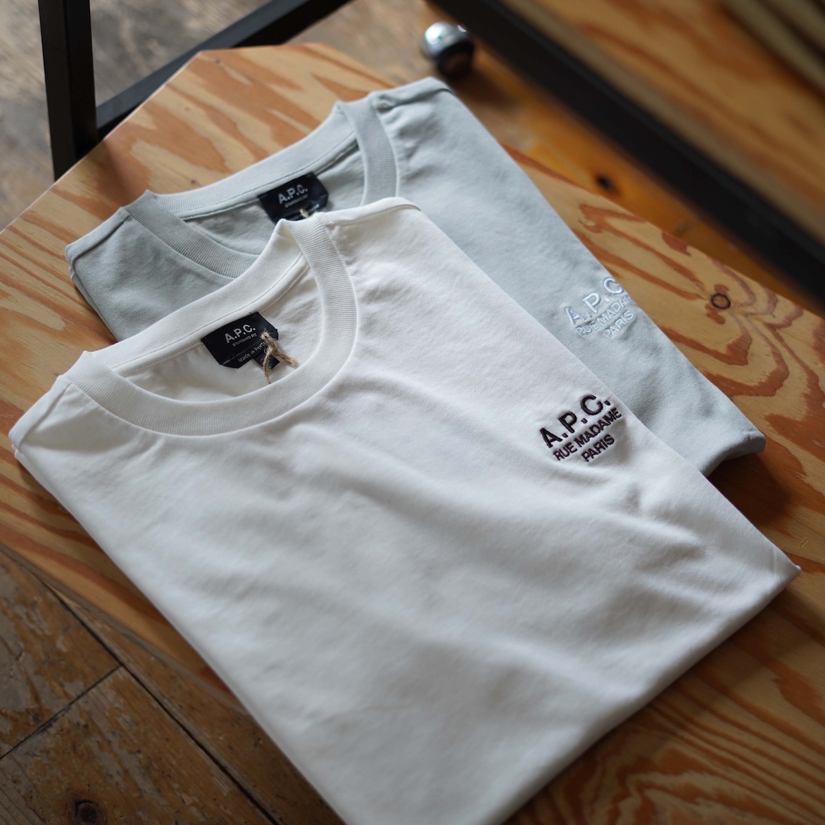 <SPAN>気の利いたデザインが勢揃い、A.P.C.のロゴTシャツ。</SPAN>