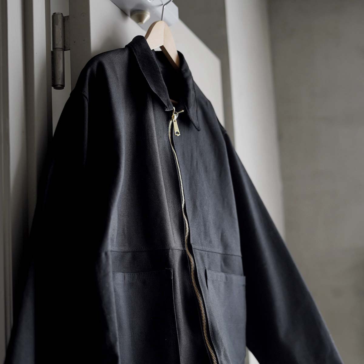 <span>カーハートをリメイクした一癖を楽しむ春JKT。</span>