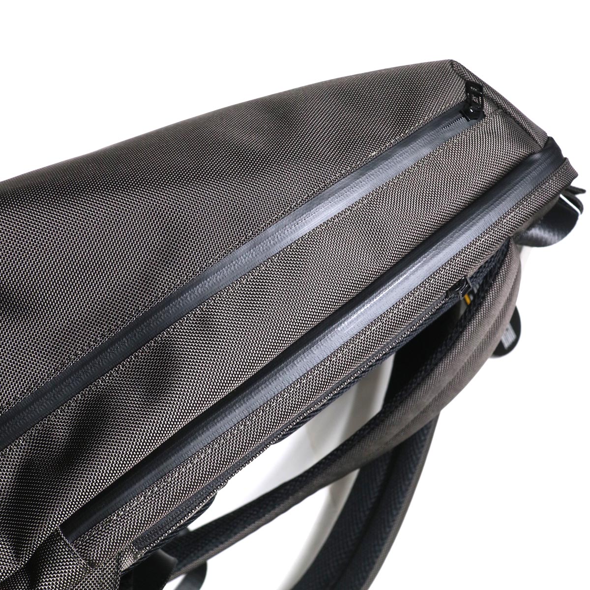 UNIVERSAL PRODUCTS / NEW UTILITY BAG (Charcoal)開閉部分