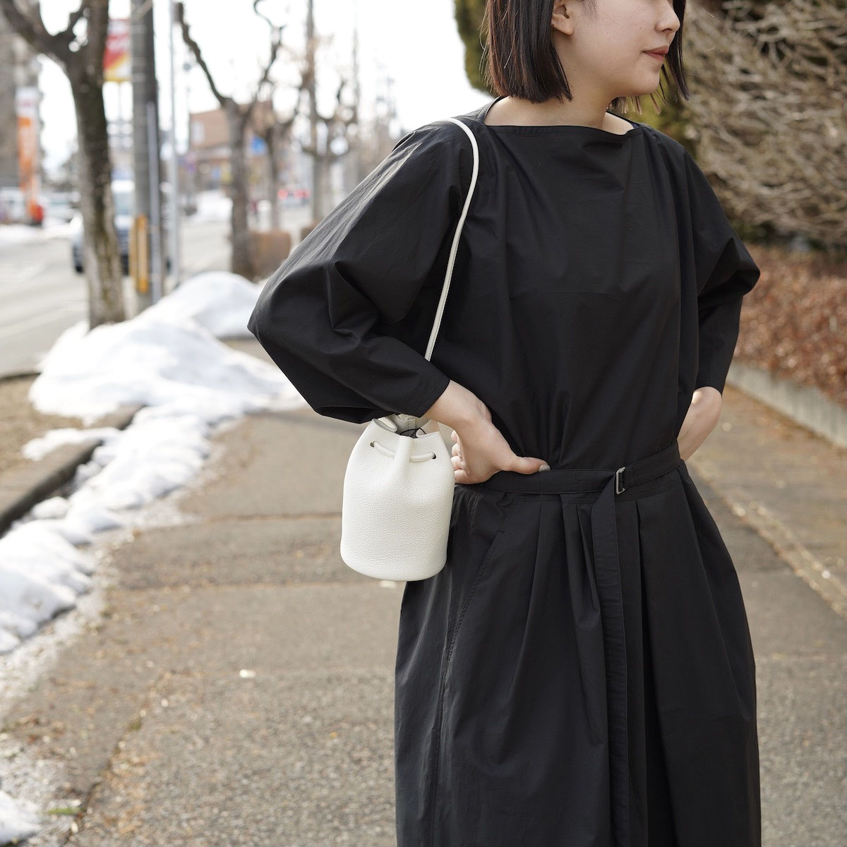 Aeta / HAND POUCH : MINI 着用イメージ