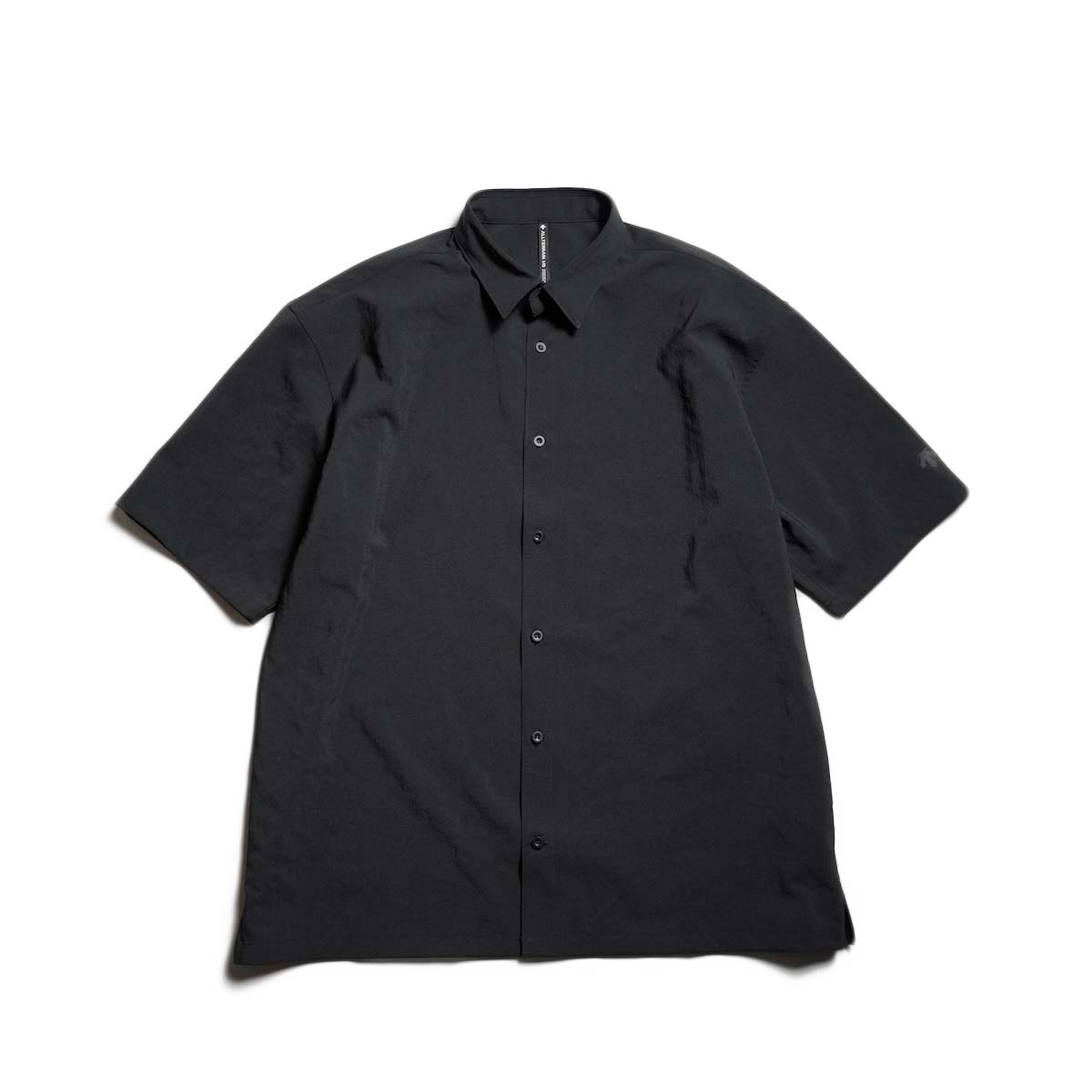DESCENTE ALLTERRAIN I/O  / LINEN LIKE H/S SHIRT (Smoke Black)