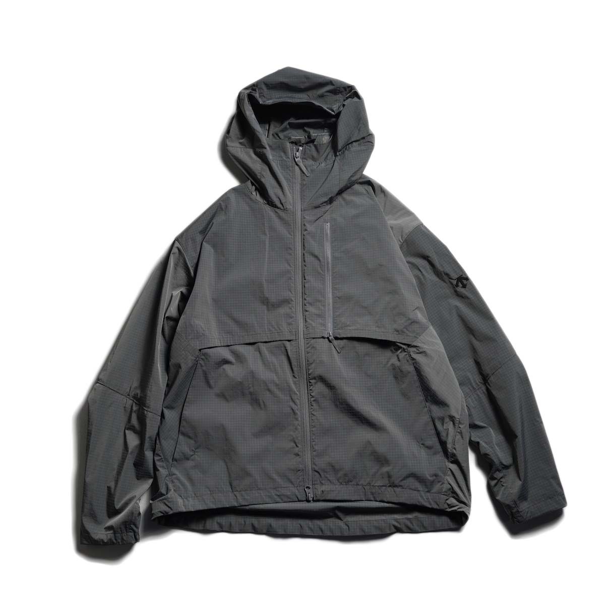 DESCENTE ALLTERRAIN 81 / GREYISH RIPSTOP PARKA (Lip black)