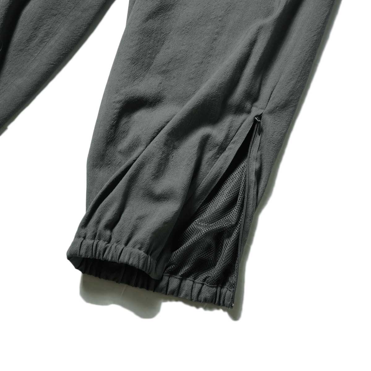 blurhms / Wool Rayon Silk Track Pants (Dark Sage)ファスナー