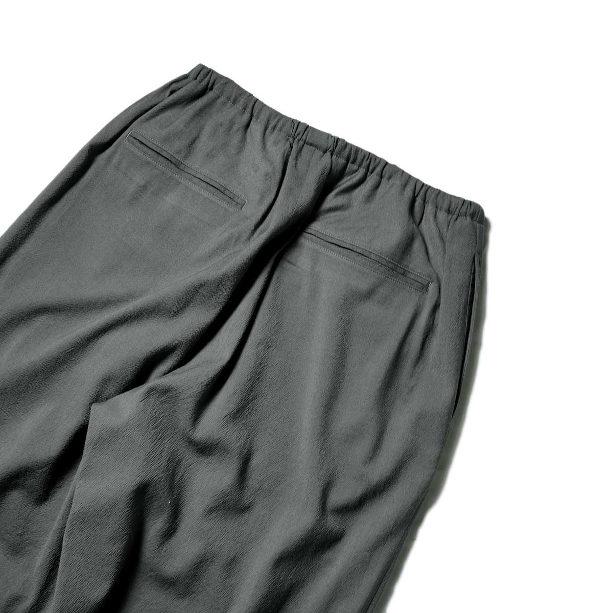 blurhms / Wool Rayon Silk Track Pants (Dark Sage)背面ウエスト