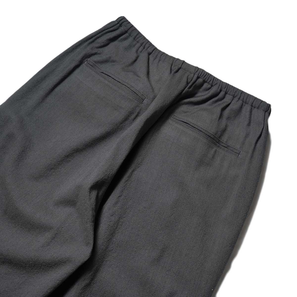 blurhms / Wool Rayon Silk Track Pants (Heather Charcoal)背面ウエスト
