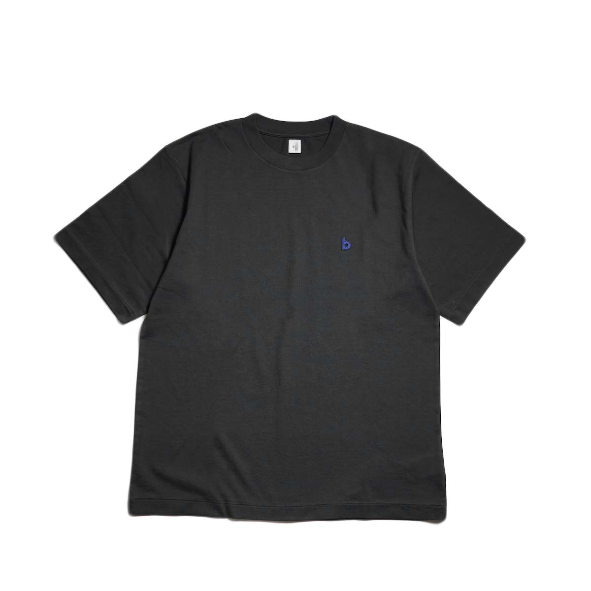 blurhms ROOTSTOCK/ b Patch Tee STANDARD (Ink Black×Blue)