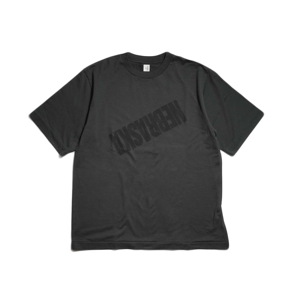 blurhms ROOTSTOCK/ NEBRASKA Print Tee STANDARD (Ink Black×Black-PT)