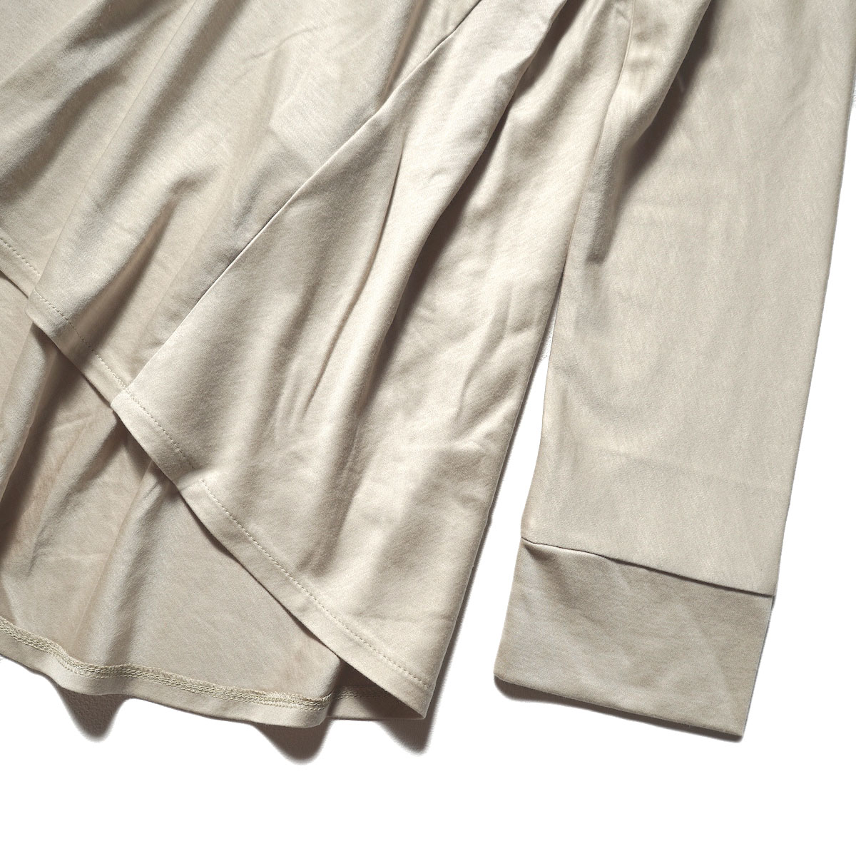 COGTHEBIGSMOKE / ELYSE FLAIR HIGH NECK TOP (Oyster) 袖・裾
