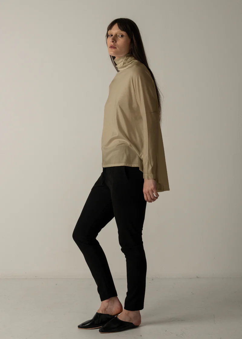 COGTHEBIGSMOKE / ELYSE FLAIR HIGH NECK TOP (Oyster) 着用イメージ②