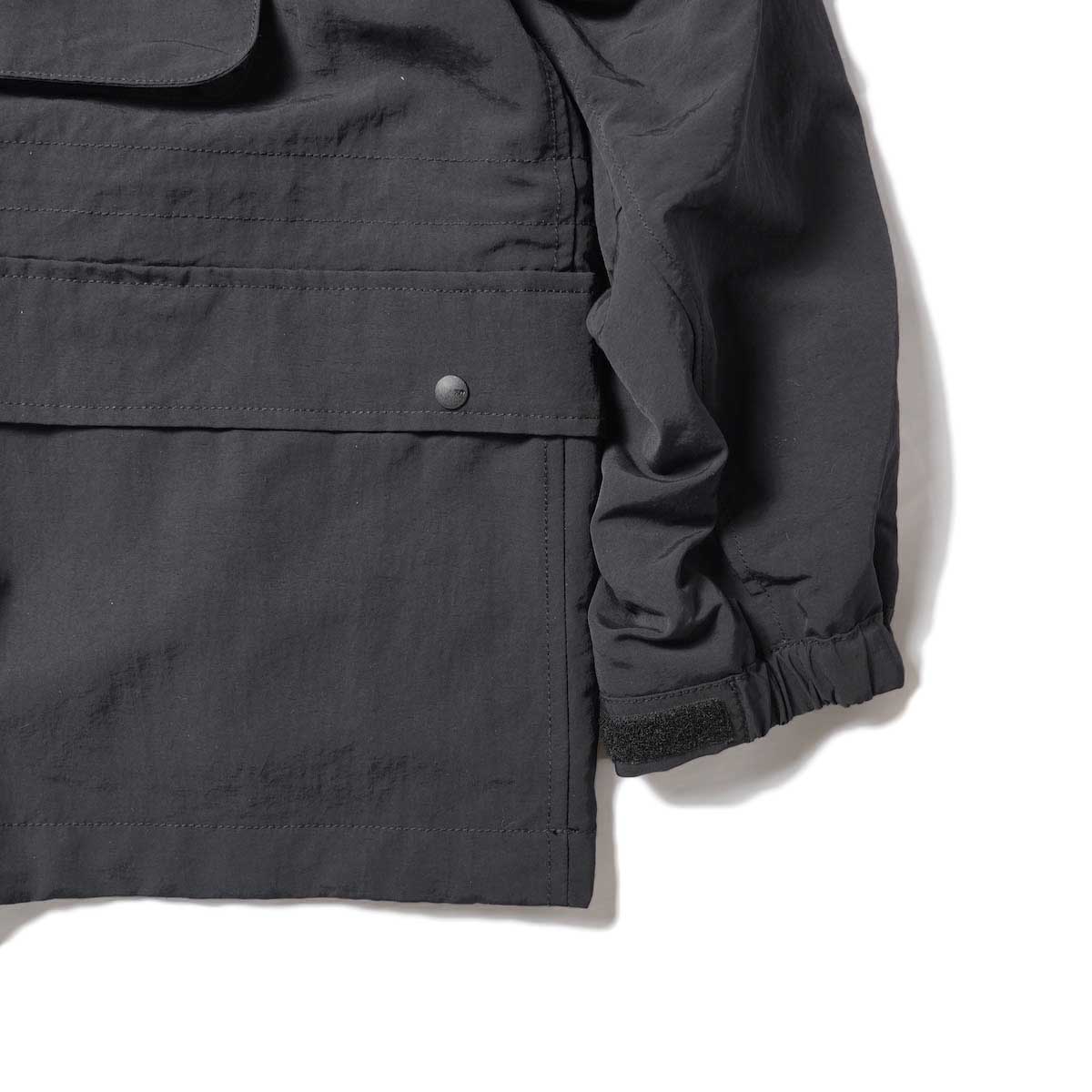 DAIWA PIER39 / TECH HIKER MOUNTAIN PARKA (Black)袖、裾