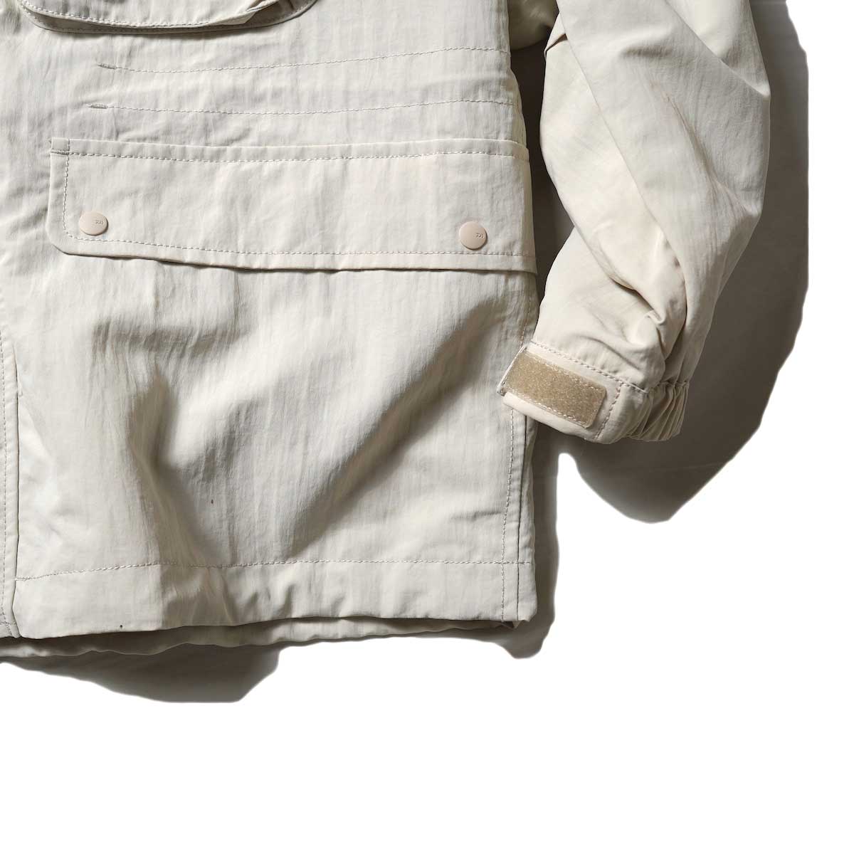 DAIWA PIER39 / TECH HIKER MOUNTAIN PARKA (Ecru)袖、裾