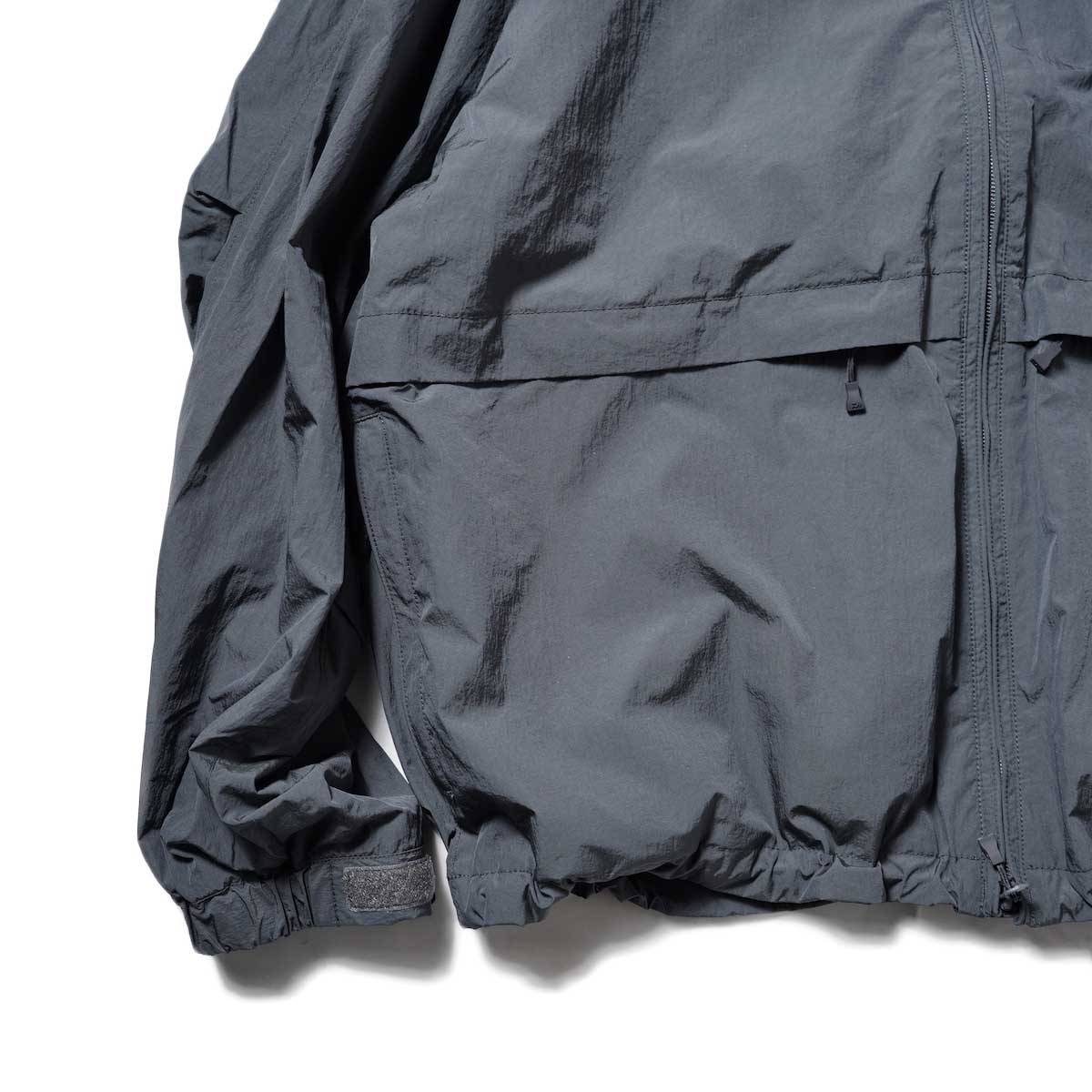 DAIWA PIER39 / Tech Windbreaker Jacket (Charcoal)袖、裾