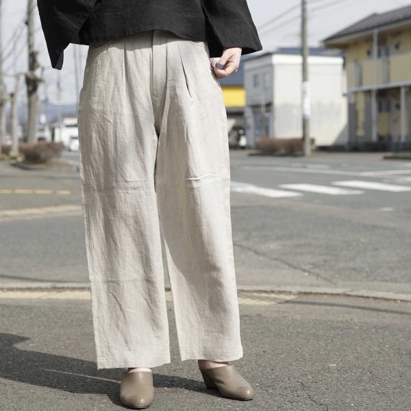 FARAH / One-tuck Wide Tapered Pants (Beige) 身長159cm 正面着用イメージ