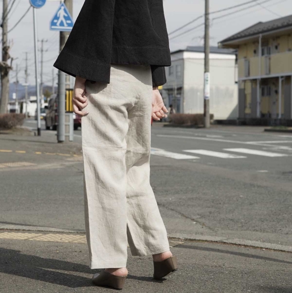 FARAH / One-tuck Wide Tapered Pants (Beige) 身長159cm 背面着用イメージ