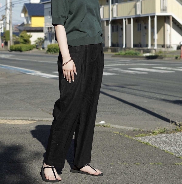 FARAH / One-tuck Wide Tapered Pants (Black) 身長159cm 正面着用イメージ