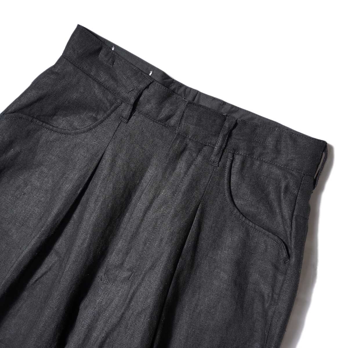 FARAH / One-tuck Wide Tapered Pants (Black) ウエスト
