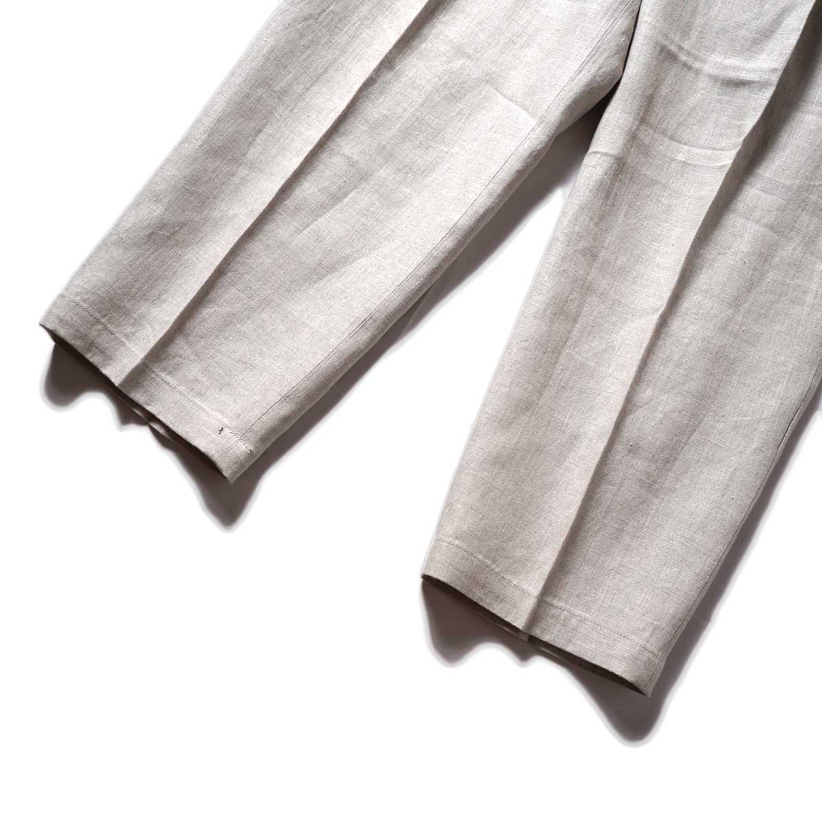 FARAH  / Two-tuck Wide Tapered Pants (Beige)裾