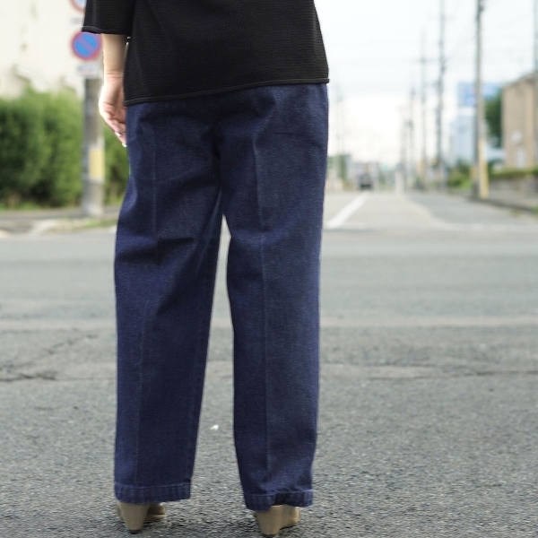 FARAH  / One-tuck Wide Pants (Navy) 身長159cm・size27 着用イメージ背面