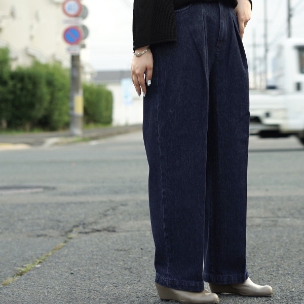 FARAH  / One-tuck Wide Pants (Navy) 身長159cm・size27 着用イメージ正面