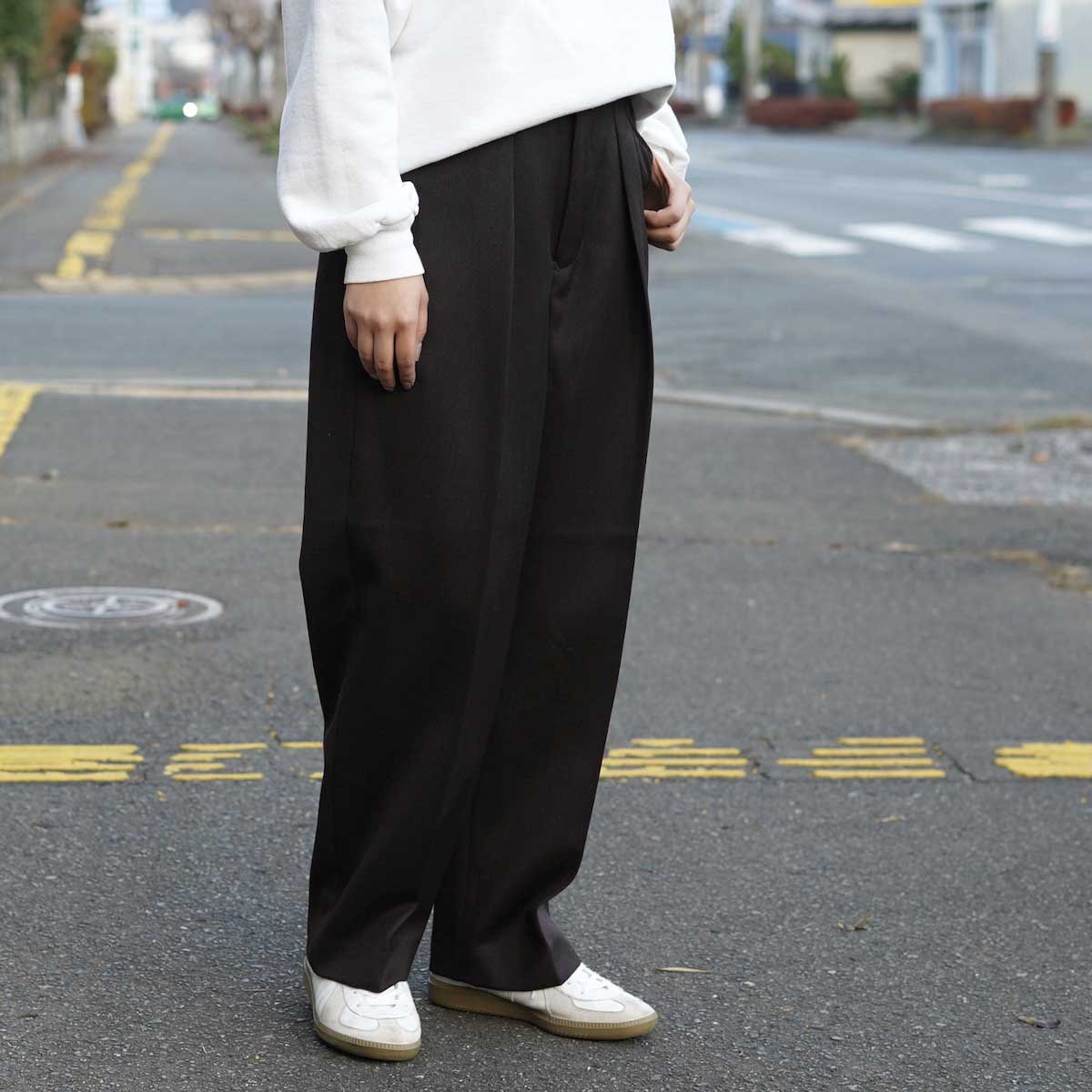 FARAH  / One-tuck Wide Pants (Dark Brown) 身長159cm・size27 着用イメージ