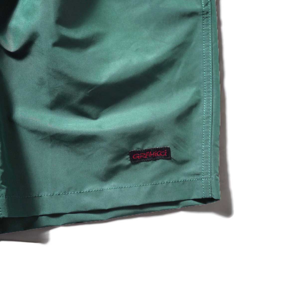 GRAMICCI / SHELL PACKABLE SHORT (Forest Green)裾、ロゴ