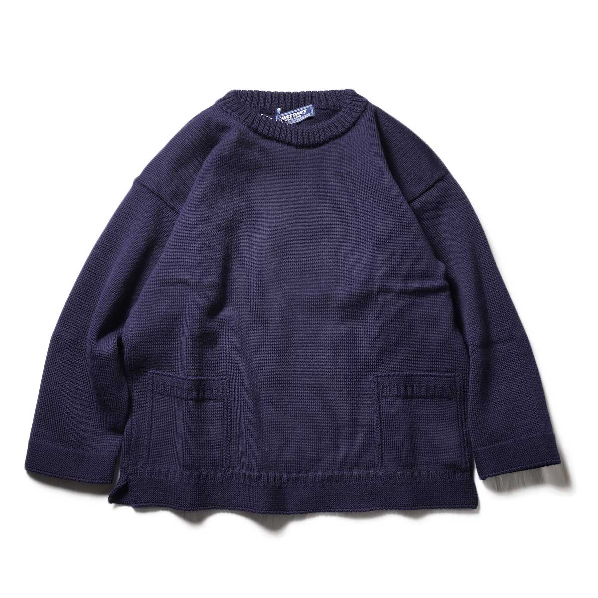 Guernsey Woollens / Reveaux (Navy)正面