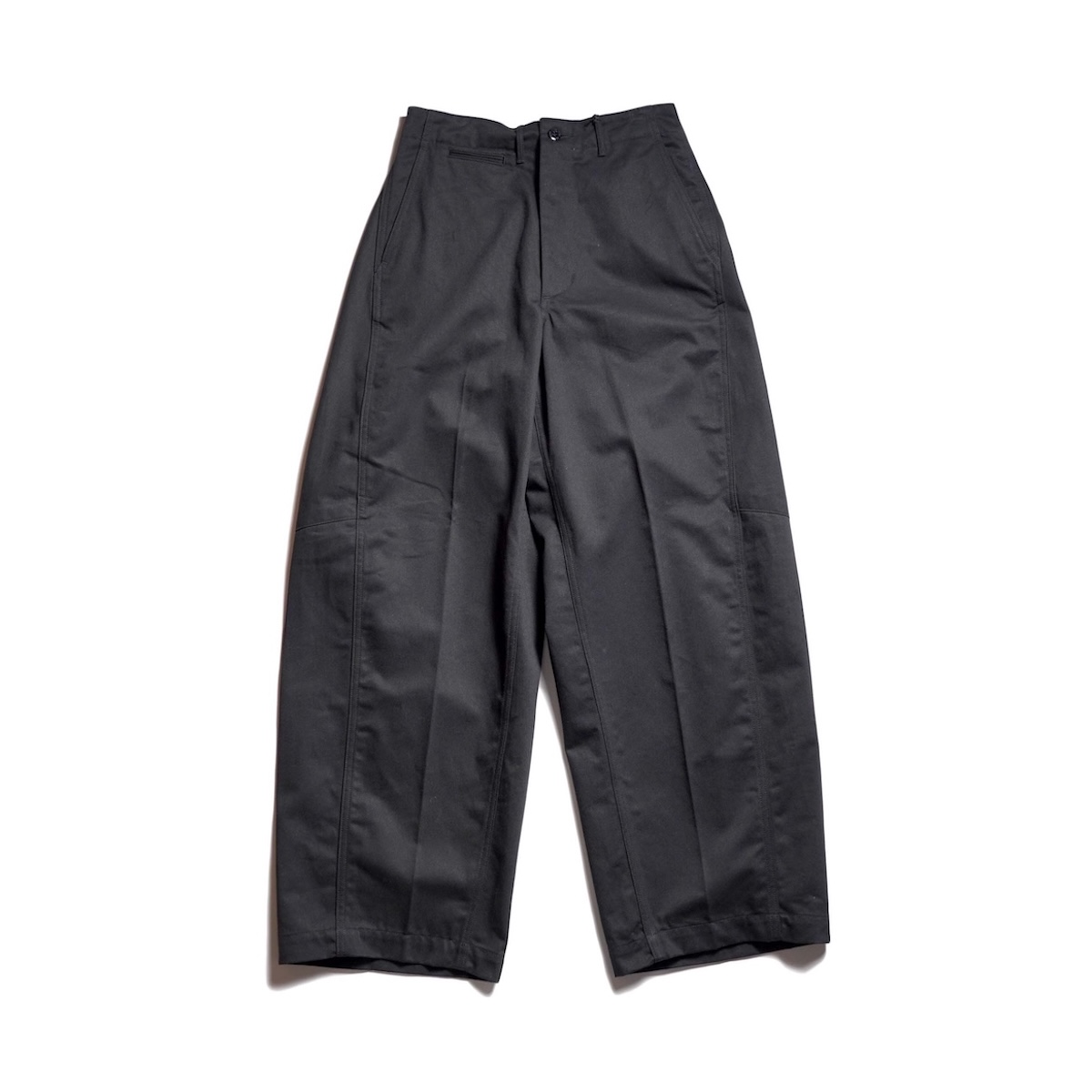 HYKE / BARREL LEG CHINO TROUSERS (Black)