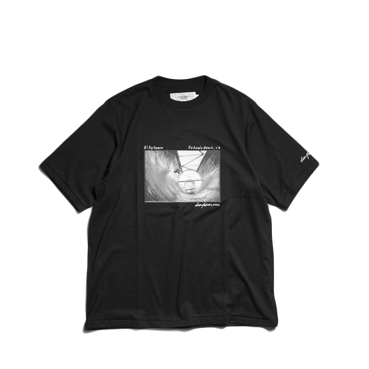JANE SMITH / IVORY SERRA REDONDO BEACH, CA S/S T-SHIRT (Black)