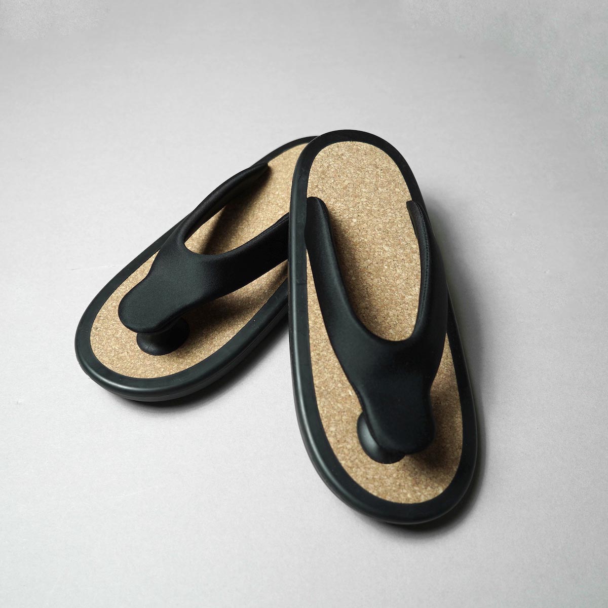 JOJO / Beach Sandal (ALL BLACK × CORK) 正面