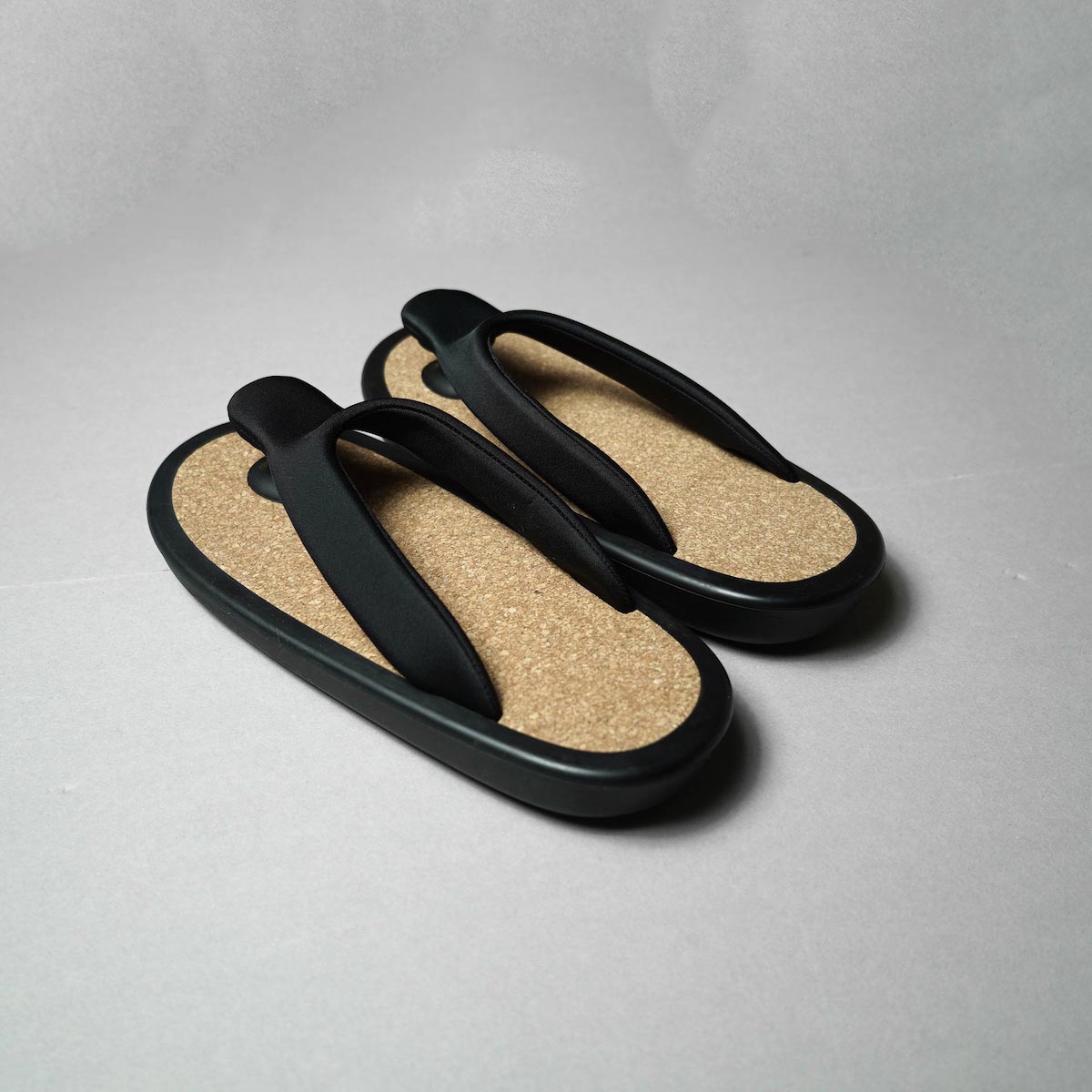 JOJO / Beach Sandal (ALL BLACK × CORK) 斜め後ろ