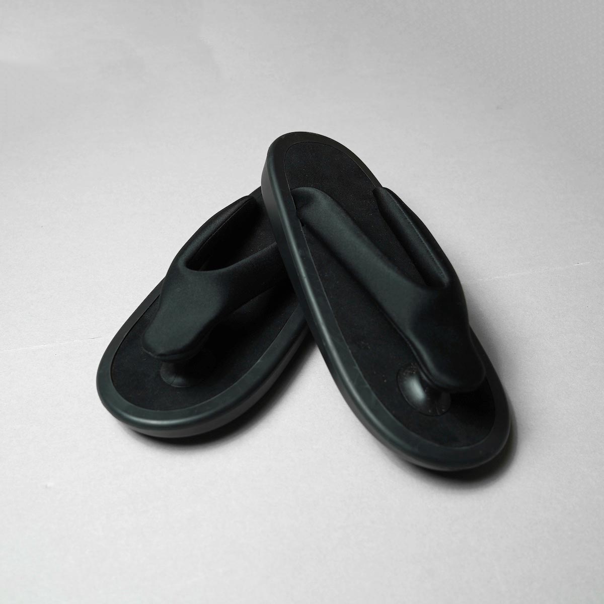 JOJO / Beach Sandal (ALL BLACK × ULTRA SUEDE)正面