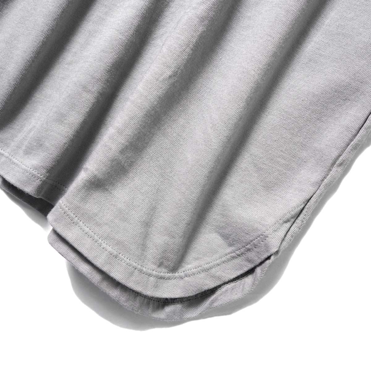 maison de soil / COTTON JERSEY CREW-NECK T-SHIRT (Charcoal) 裾
