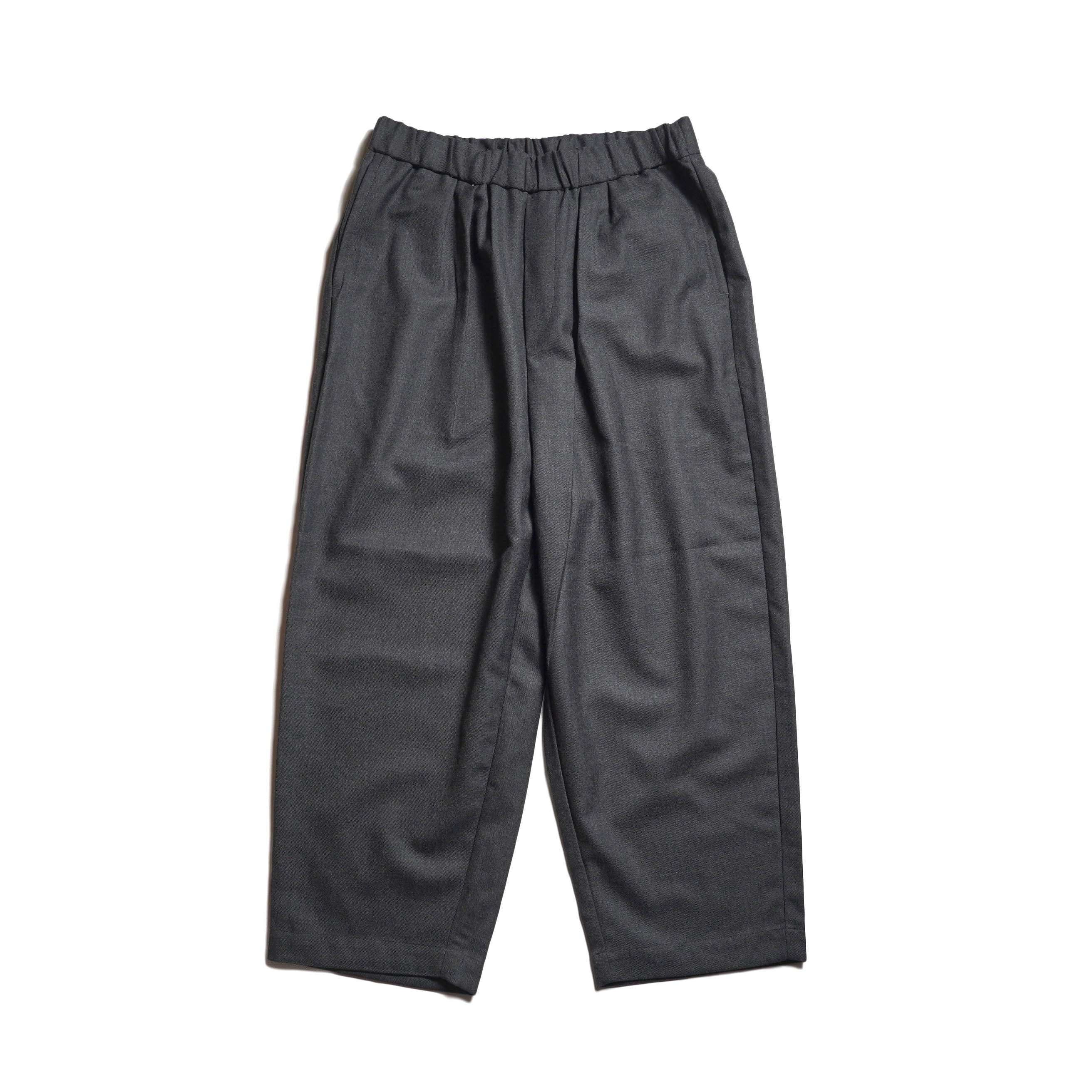 maison de soil / WOOL SERGE 2TUCK TAPERED EASY PANTS (Charcoal)