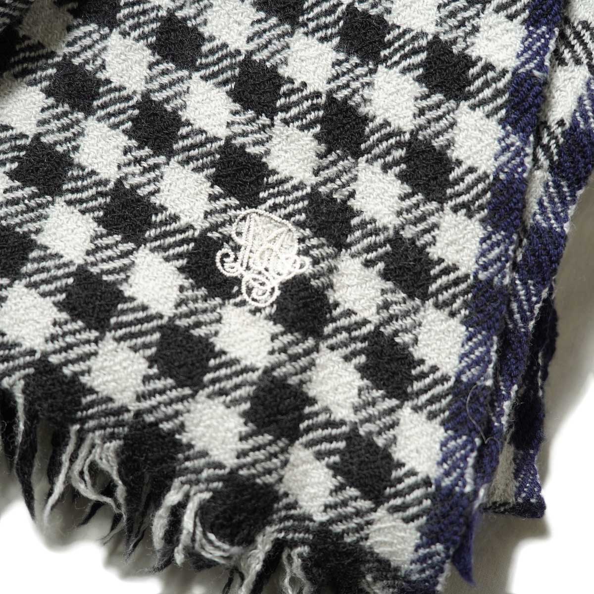 maison de soil / WOOL SILK GINGHAM CHECK WITH SELVEDGE STOLE・Natural×Black / Navy ロゴ