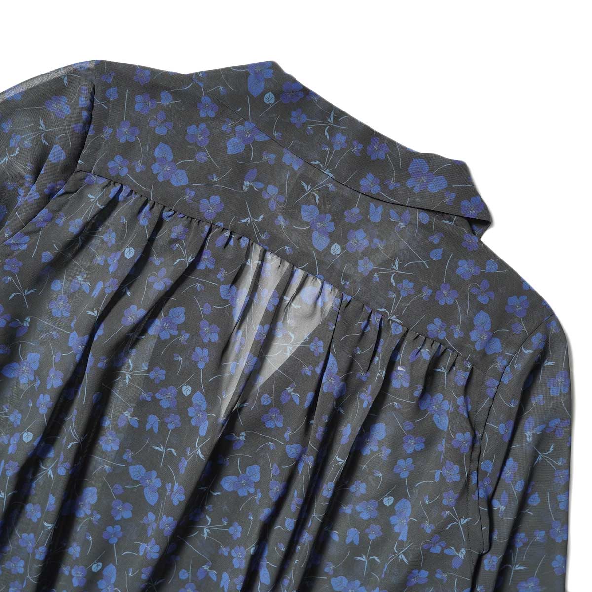 Needles / Gathered Blouse - Poly Chiffon / Floral Printed (Black) 背面ギャザー