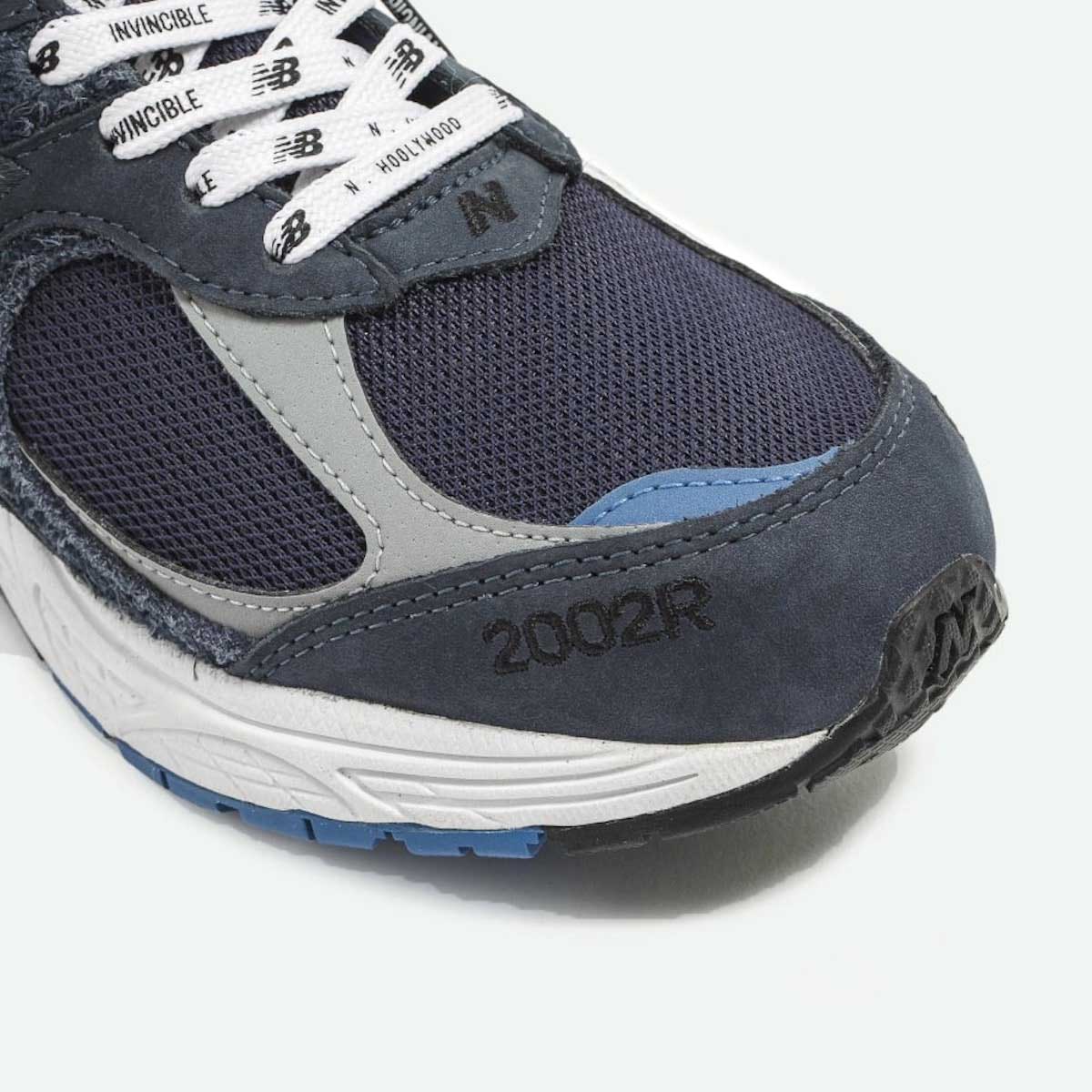 N.HOOLYWOOD × INVINCIBLE® × New Balance「ML2002RXH」 / 9224-SE01 (Navy)ロゴ