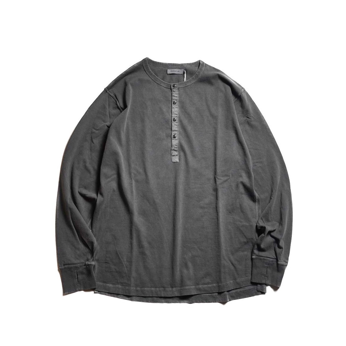 nonnative / DWELLER L/S HENRY NECK TEE COTTON JERSEY PIGMENT DYE (Charcoal)