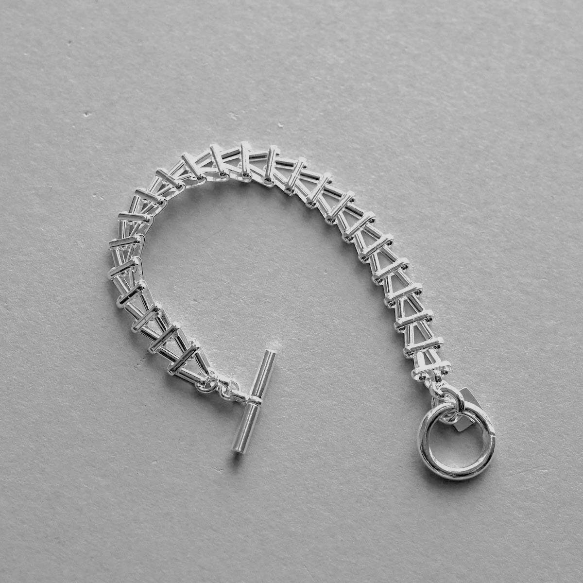 ON THE SUNNY SIDE OF THE STREET / Arrow Vintage Chain Bracelet (White Silver)